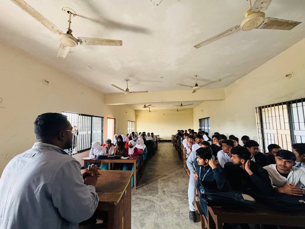 আলোচনা সভায় বক্তব্য রাখছি