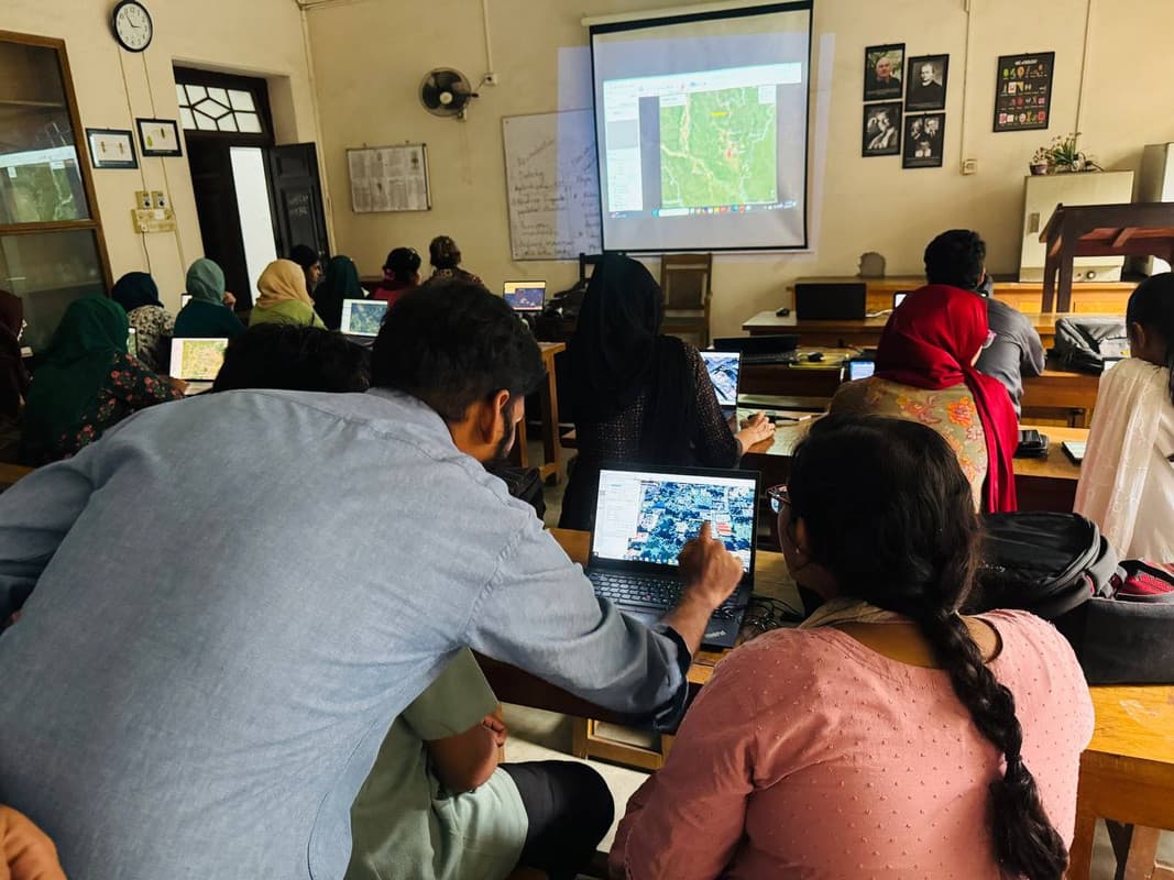 শিক্ষার্থীদের সাথে গ্রুপ ছবি